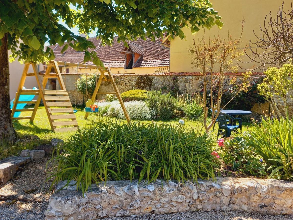 Au Pays De Jacquou : Chambre D'Hotes Et Table D'Hotes Fossemagne Exterior foto